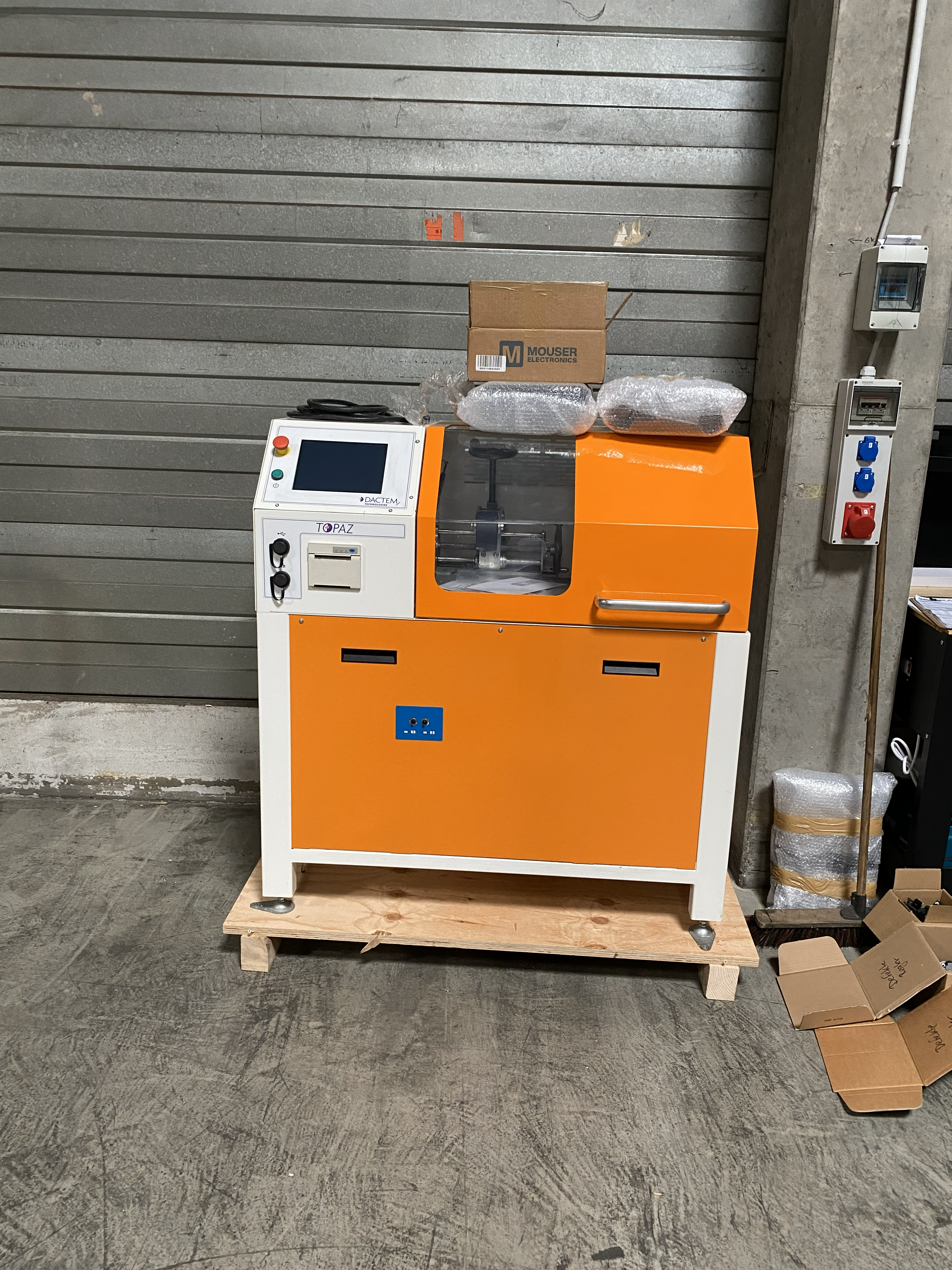 Testmaschine DACTEM TOPAZ 300A - Ansicht 1